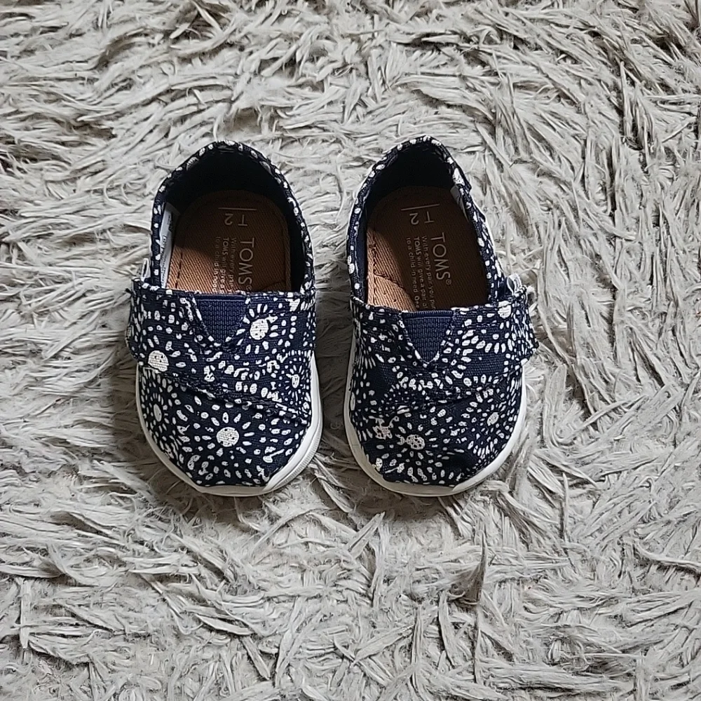 Kids Baby Toms Shoes Size 2 Or T2 Navy Blue & White Artsy Flower Print Spring ✨️